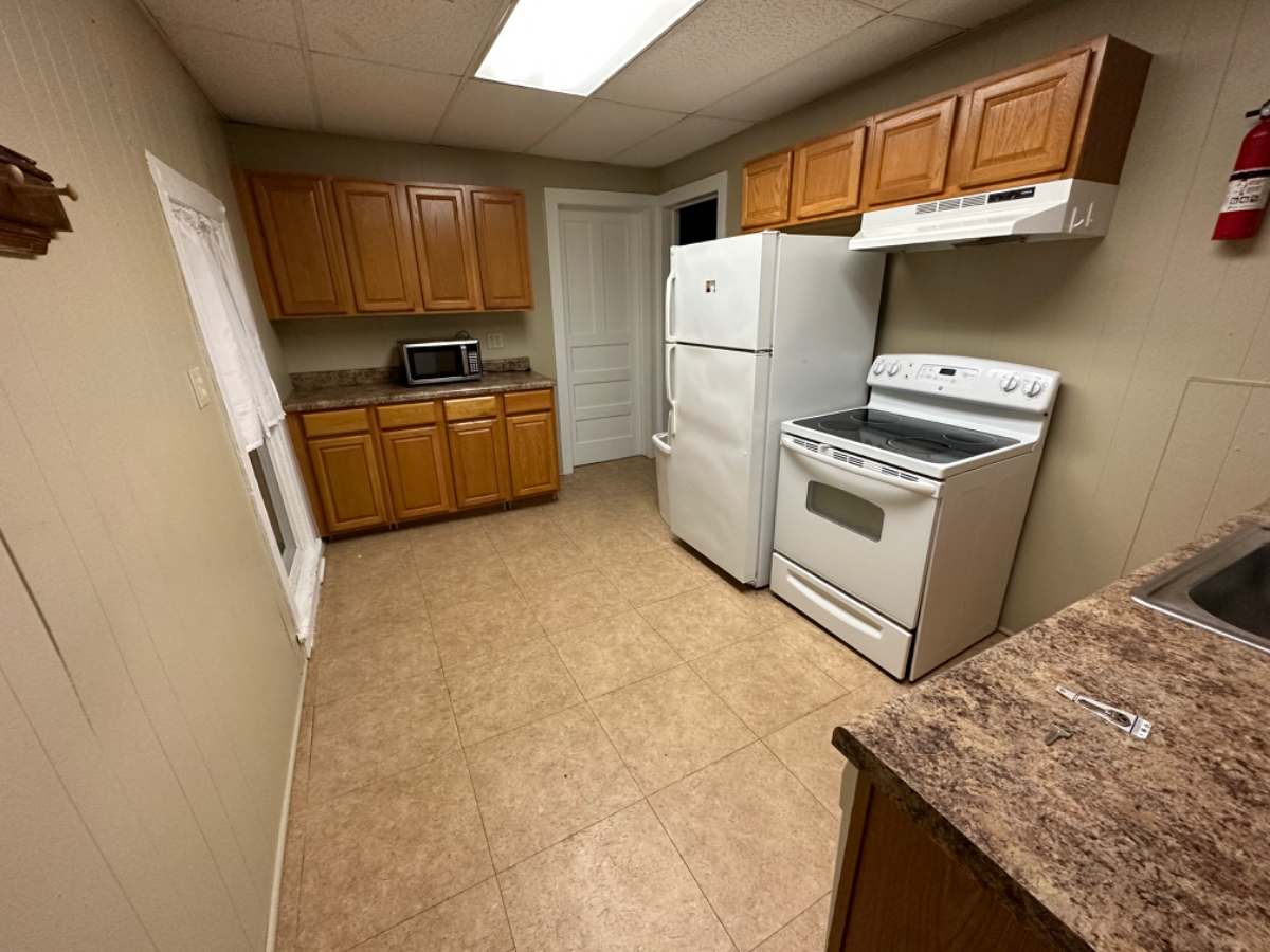 3 Bedroom Apartment in Ideal Location- 2nd Floor - Photo 2