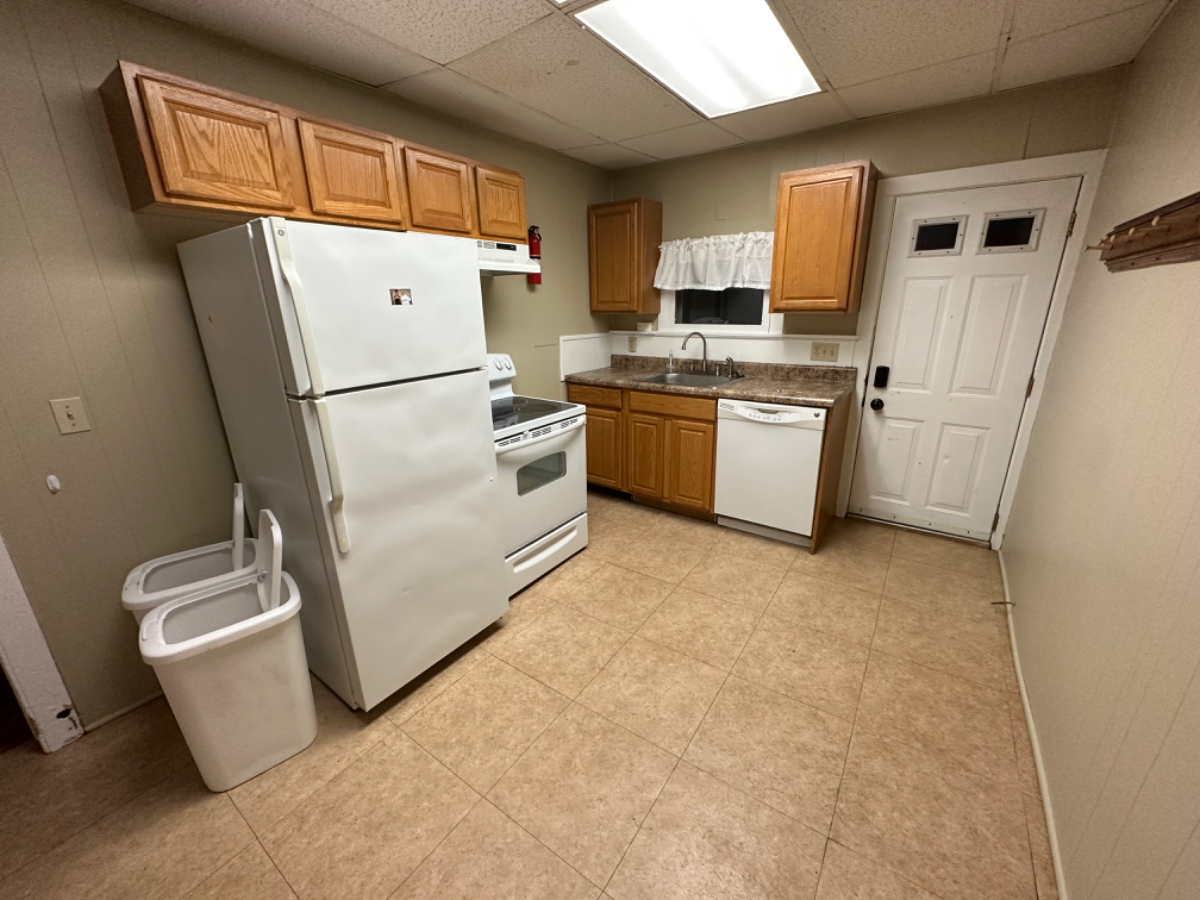 3 Bedroom Apartment in Ideal Location- 2nd Floor - Photo 3
