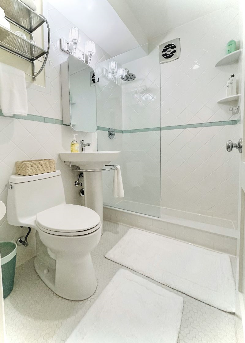 GORGEOUS private condo (PARKING SPACE/LAUNDRY INCLUDED) - Photo 11