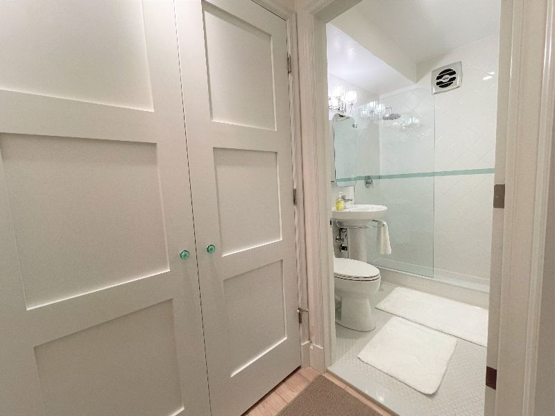 GORGEOUS private condo (PARKING SPACE/LAUNDRY INCLUDED) - Photo 10