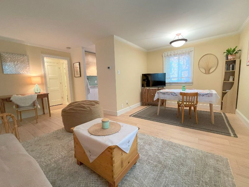 GORGEOUS private condo (PARKING SPACE/LAUNDRY INCLUDED) - Photo 4