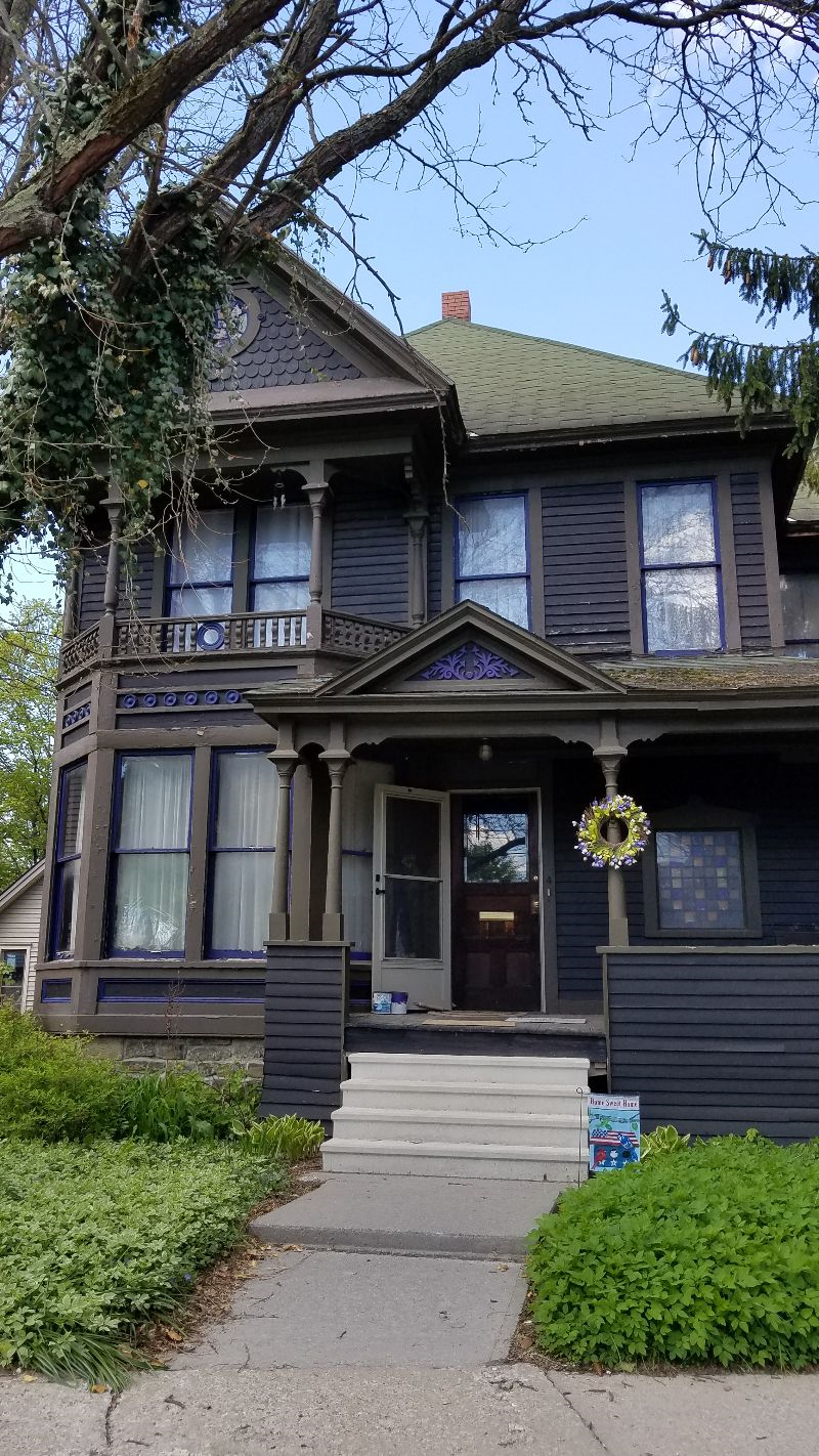 Quiet Studio Apartment in Victorian House - Photo 1