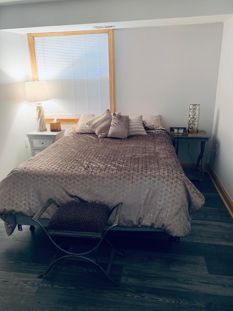 Furnished newly renovated 2 bed, 2 bath, secure parking apt - Photo 9