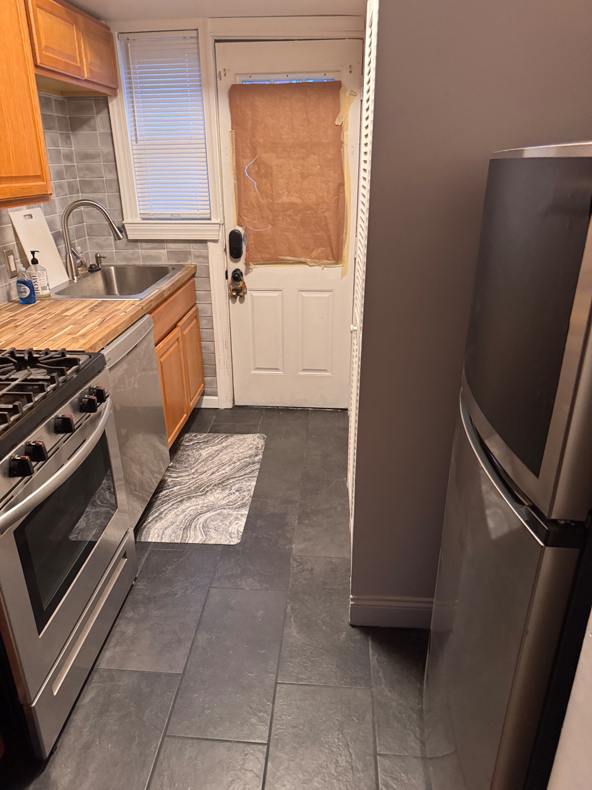 Furnished newly renovated 2 bed, 2 bath, secure parking apt - Photo 4