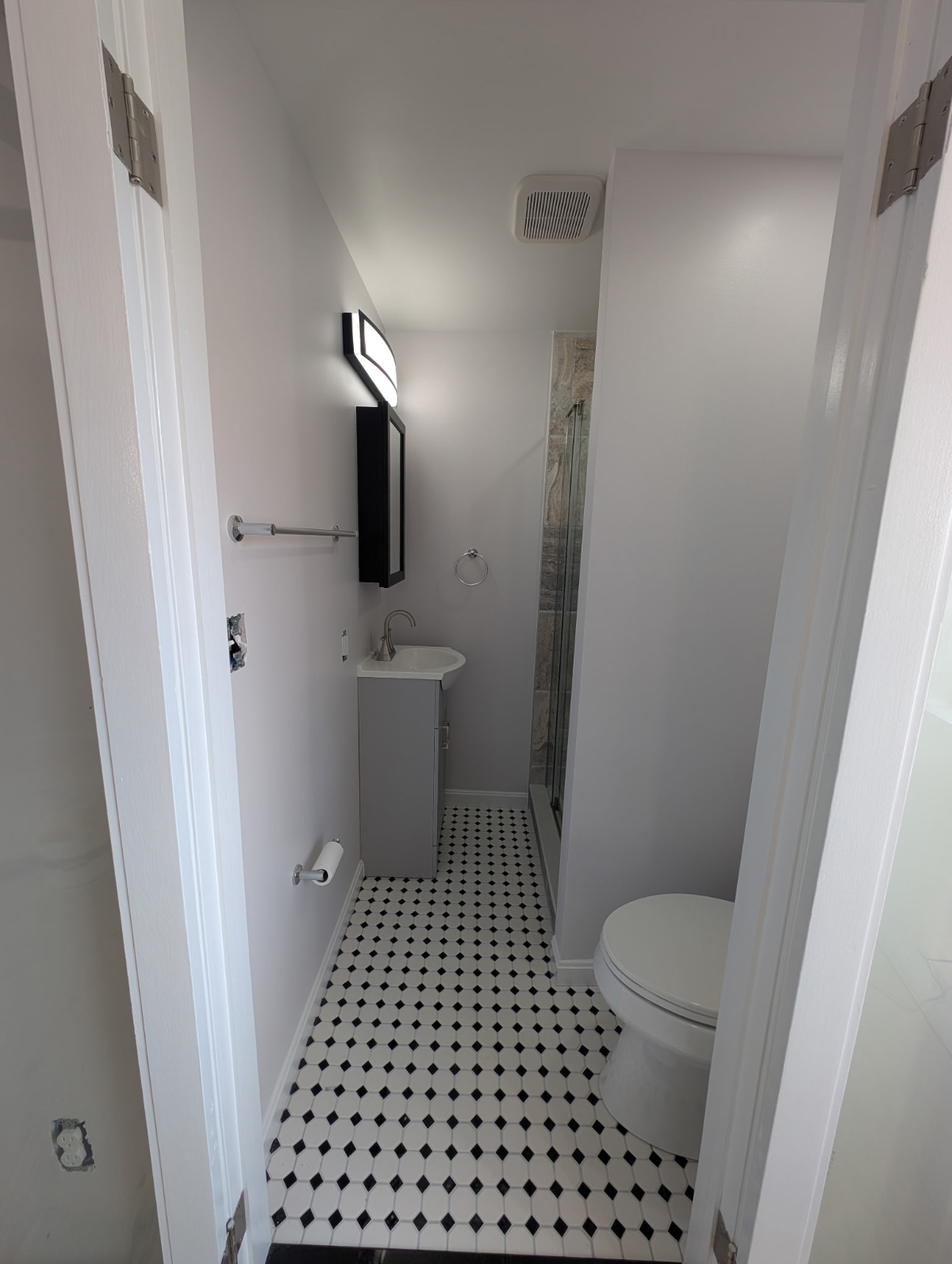 Furnished newly renovated 2 bed, 2 bath, secure parking apt - Photo 11