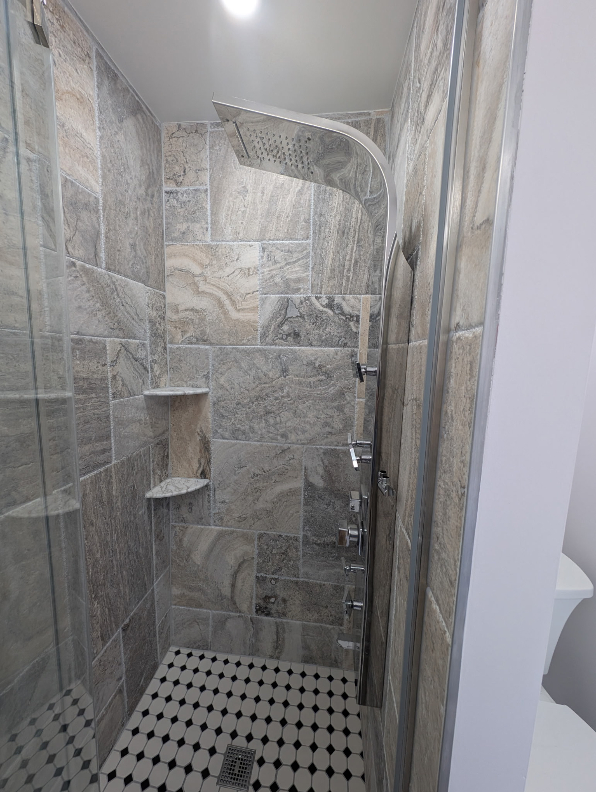 Furnished newly renovated 2 bed, 2 bath, secure parking apt - Photo 12