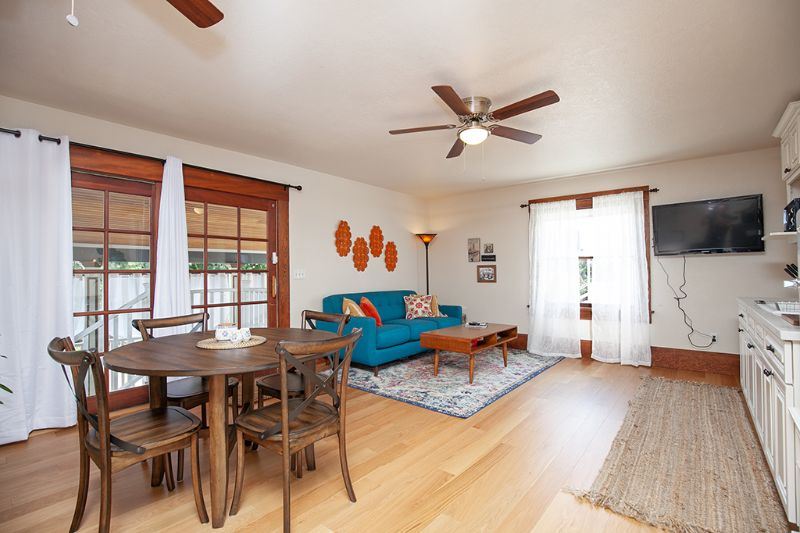 Spacious Historic Suite in Backyard Oasis... Blocks from Downtown San Diego - Photo 2