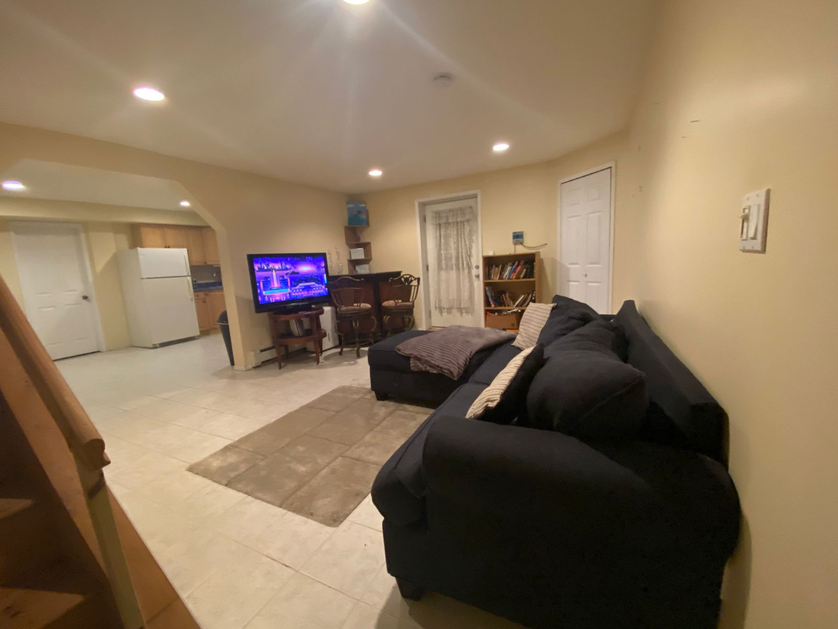 Room For Rent In Family Home - Photo 2