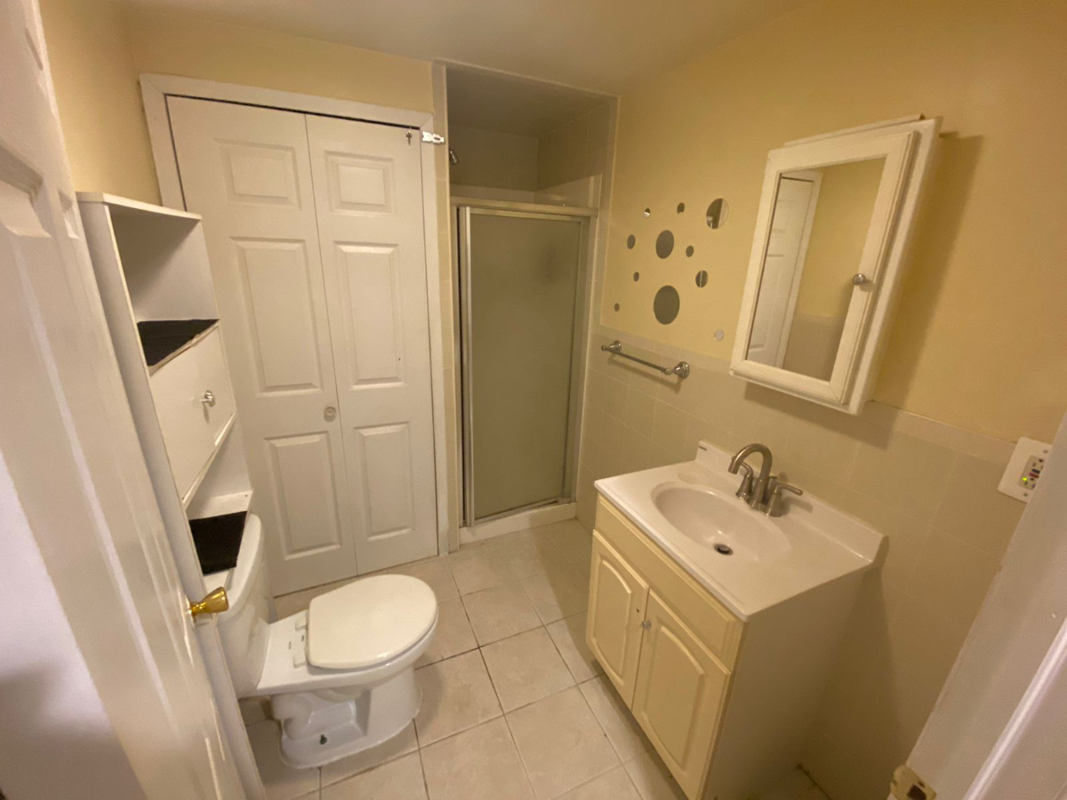 Room For Rent In Family Home - Photo 6