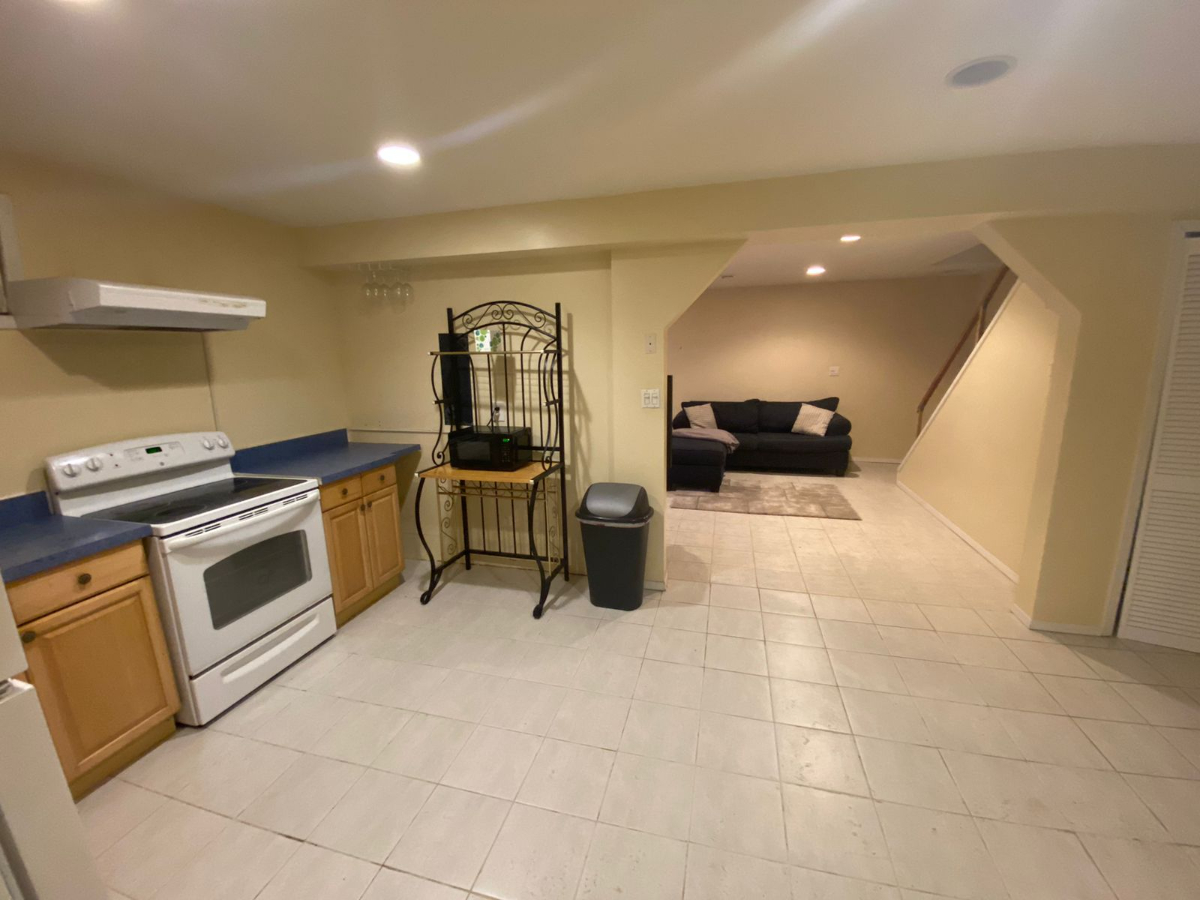 Room For Rent In Family Home - Photo 1