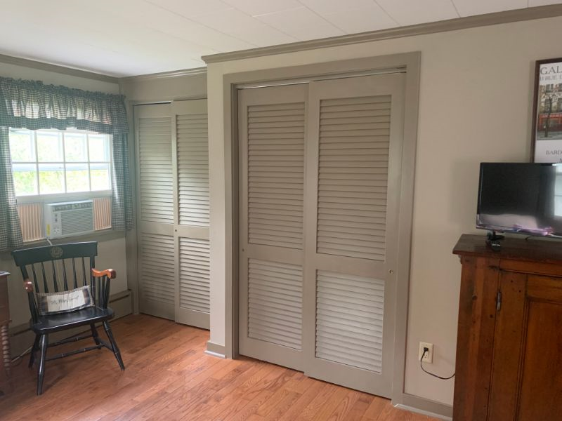Comfortable bedroom suite in Waitsfield home - Photo 3