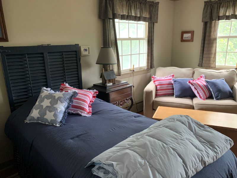 Comfortable bedroom suite in Waitsfield home - Photo 5