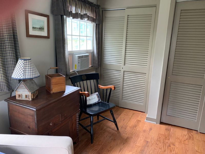 Comfortable bedroom suite in Waitsfield home - Photo 12
