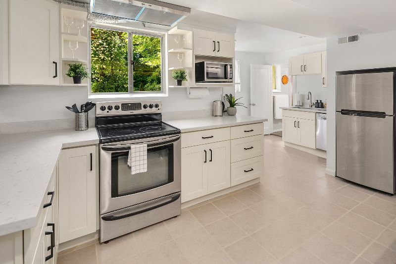 2BR Ravenna Apartment with 2 patios, Free parking, and Fast WIFI