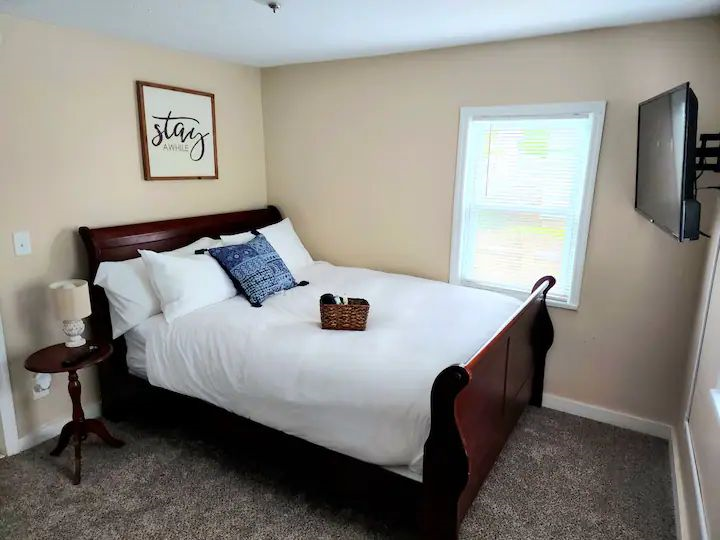 Convenient and cozy 1bd lower of duplex with office and laundry in-unit - Photo 10