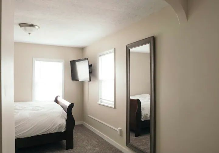 Convenient and cozy 1bd lower of duplex with office and laundry in-unit - Photo 8