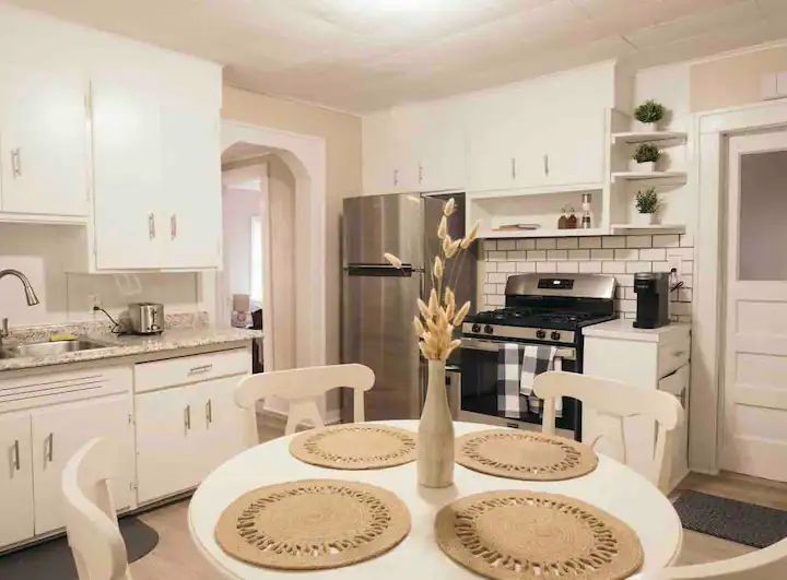 Convenient and cozy 1bd lower of duplex with office and laundry in-unit - Photo 9