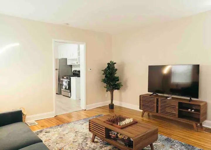 Convenient and cozy 1bd lower of duplex with office and laundry in-unit - Photo 3