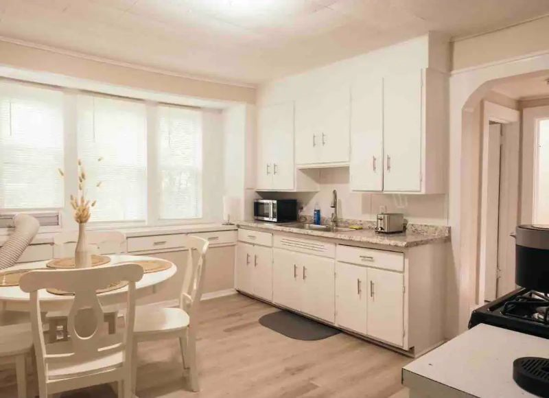 Convenient and cozy 1bd lower of duplex with office and laundry in-unit - Photo 2