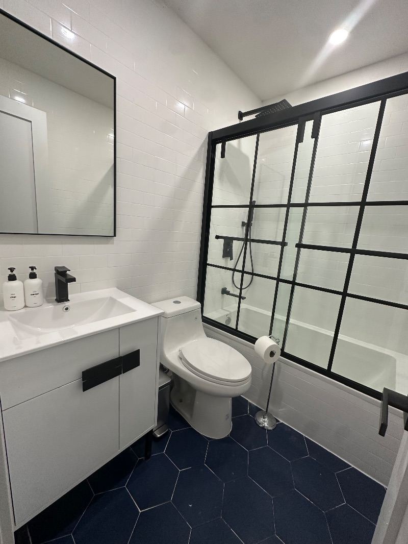 Beautiful Fully Renovated True 2BR/2 Full Bath - Photo 2