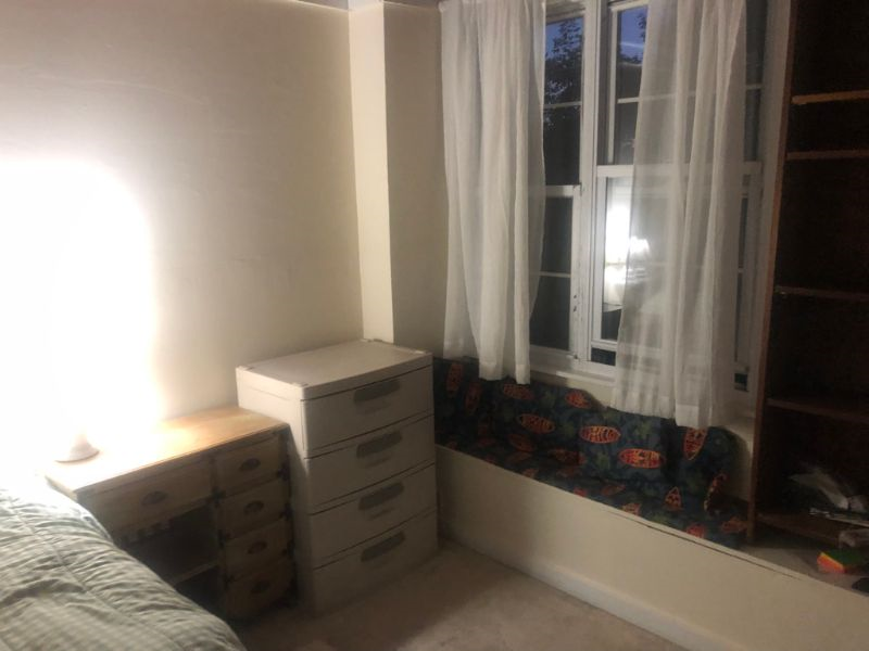 Nice clean room in house shared with 1 person. Male proffered. Close to shops town, train and high - Photo 1