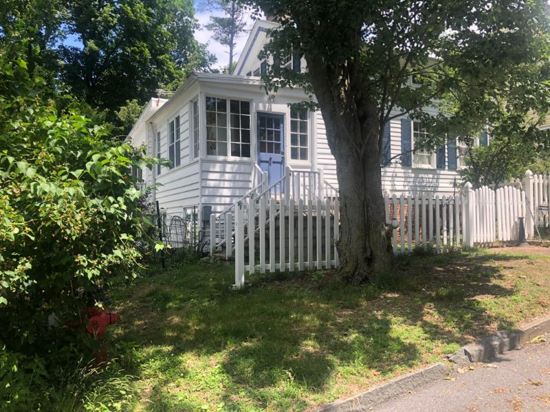 Nice clean room in house shared with 1 person. Male proffered. Close to shops town, train and high - Photo 2