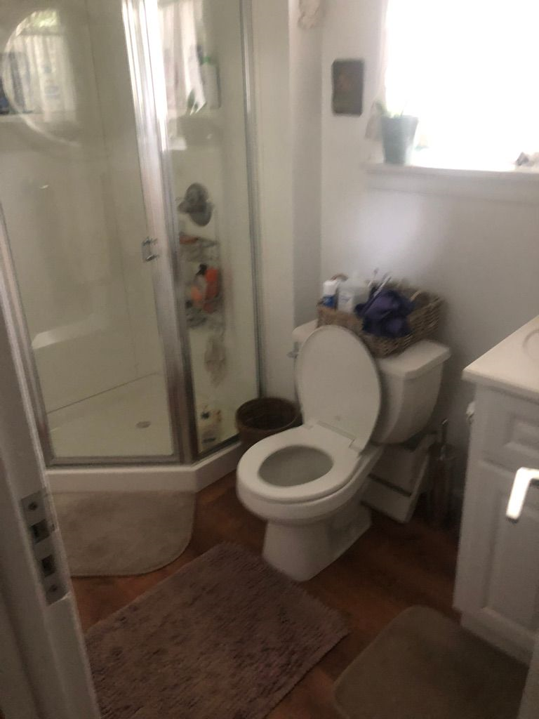 Nice clean room in house shared with 1 person. Male proffered. Close to shops town, train and high - Photo 3