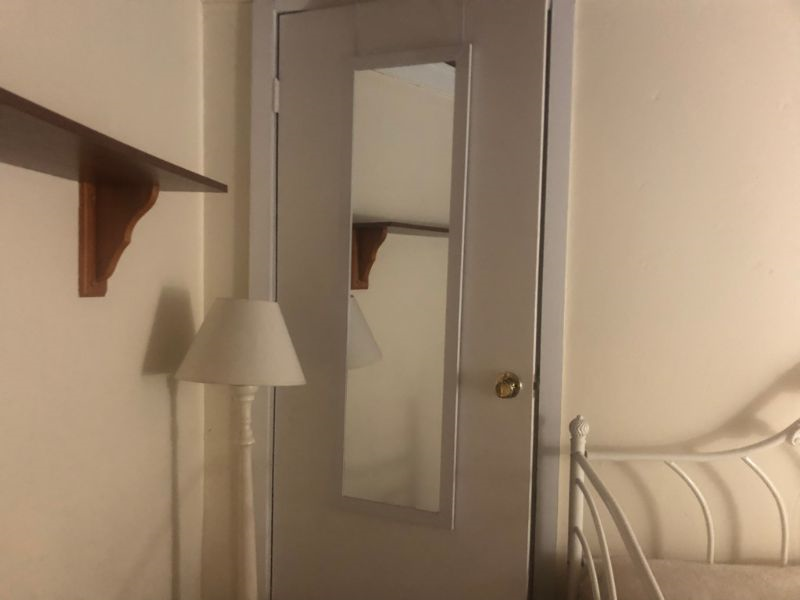 Nice clean room in house shared with 1 person. Male proffered. Close to shops town, train and high - Photo 4