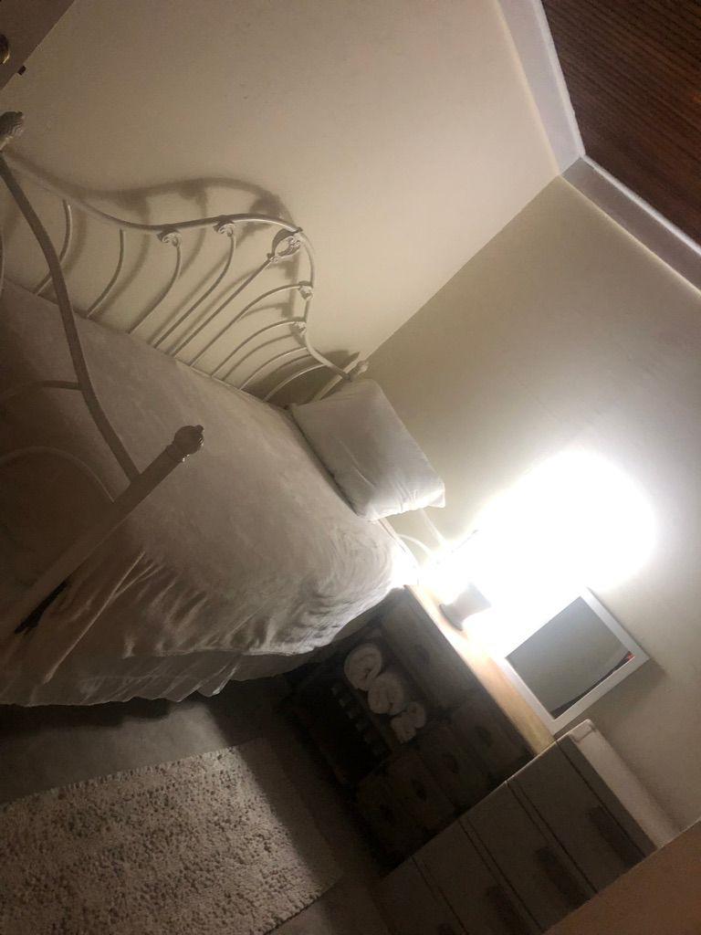 Nice clean room in house shared with 1 person. Male proffered. Close to shops town, train and high - Photo 5