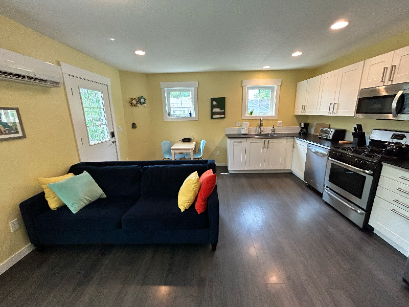 1 BR Garage Apartment - Photo 2