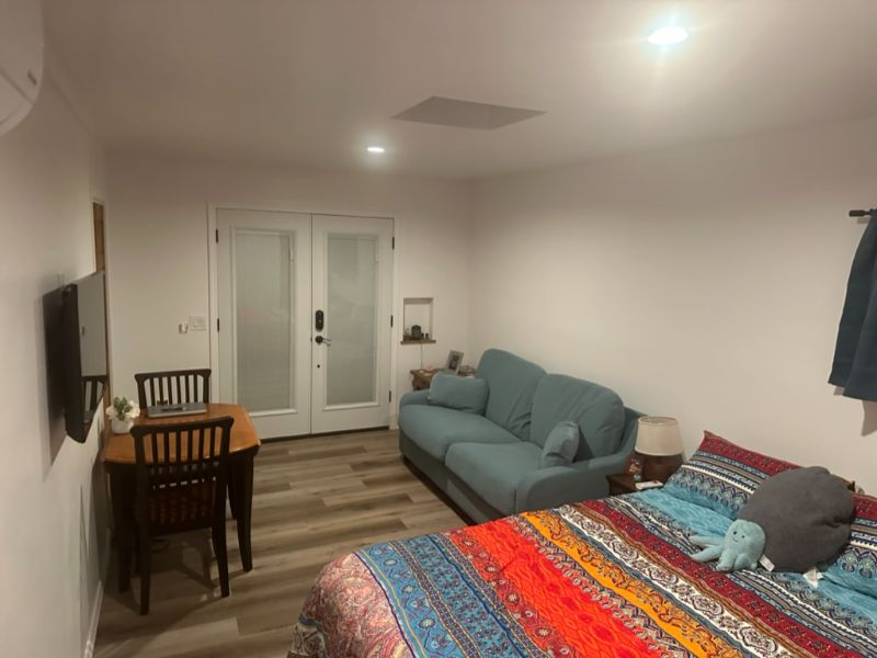 Clean and bright studio centrally located - Photo 2