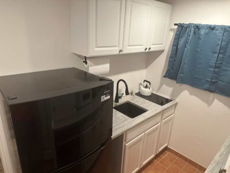 Clean and bright studio centrally located - Photo 3
