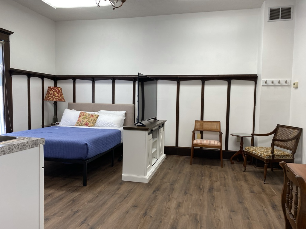 Studio near Purdue, downtown Lafayette, and hospitals Suite 3