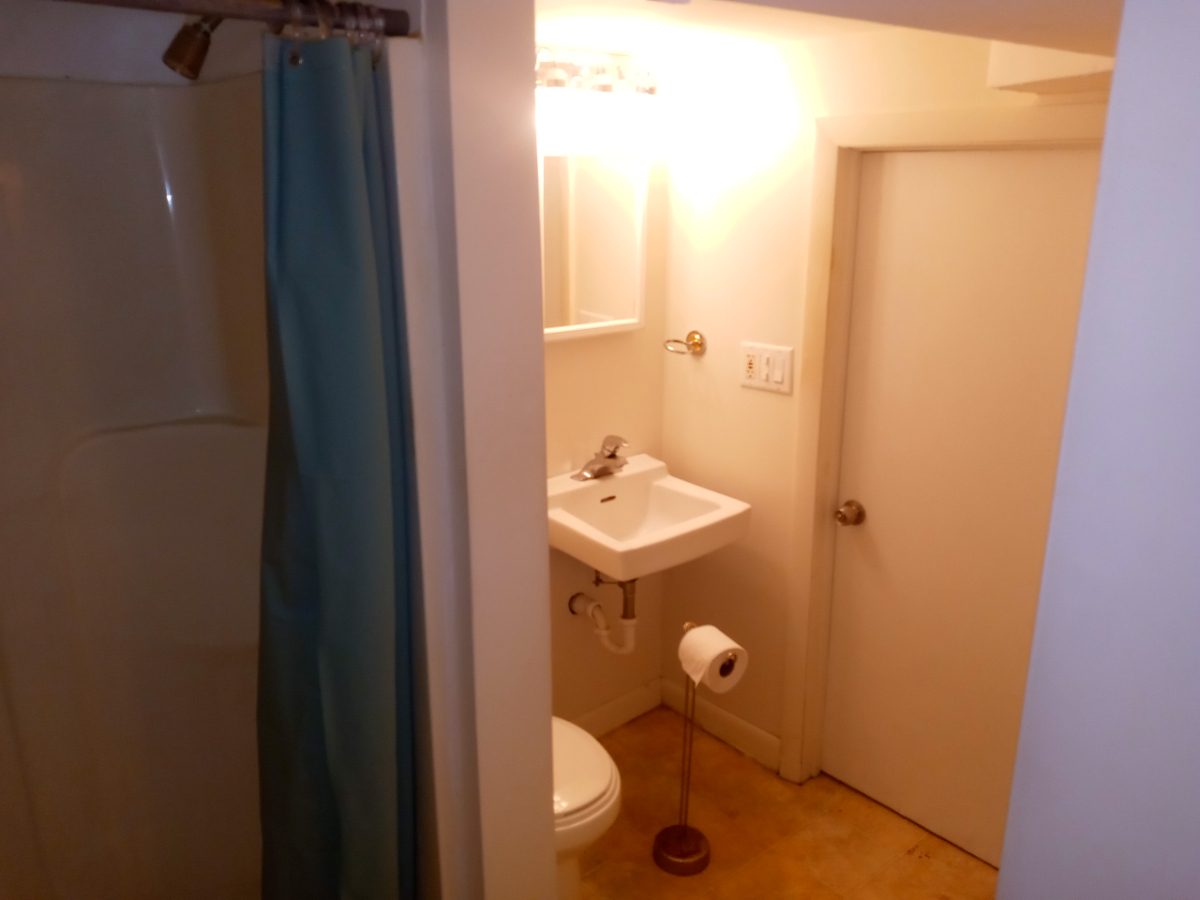Studio Basement Apartment - Photo 4