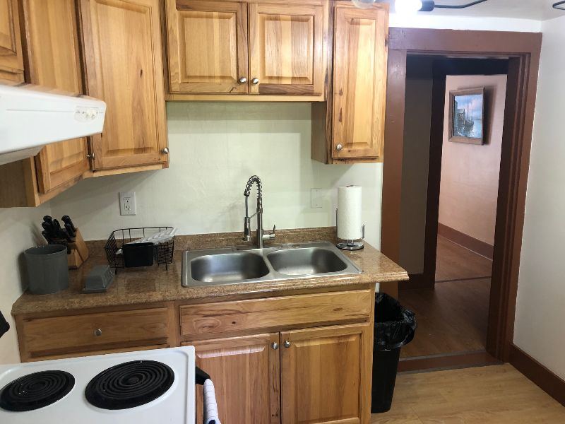 Furnished large 1 Bedroom apartment  1 mile from CVMC - Photo 4