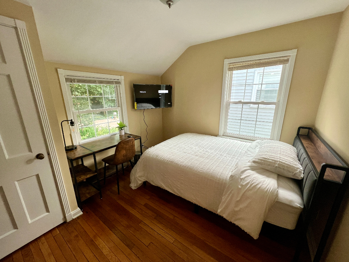 Near Cleveland Clinic - Cozy bedroom with ensuite private bathroom at a beautiful house