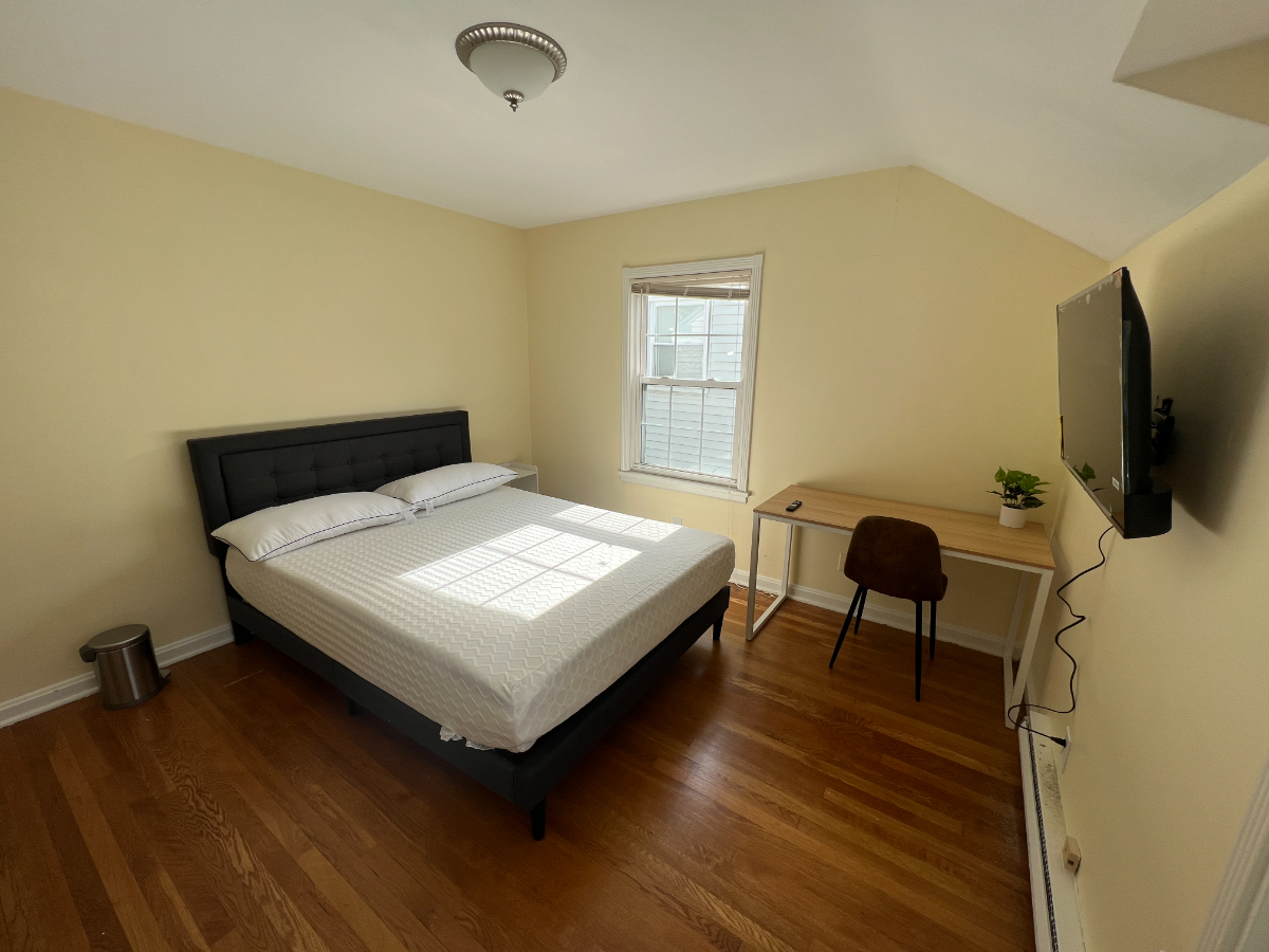 Near Cleveland Clinic and UH - Bedroom and Bath