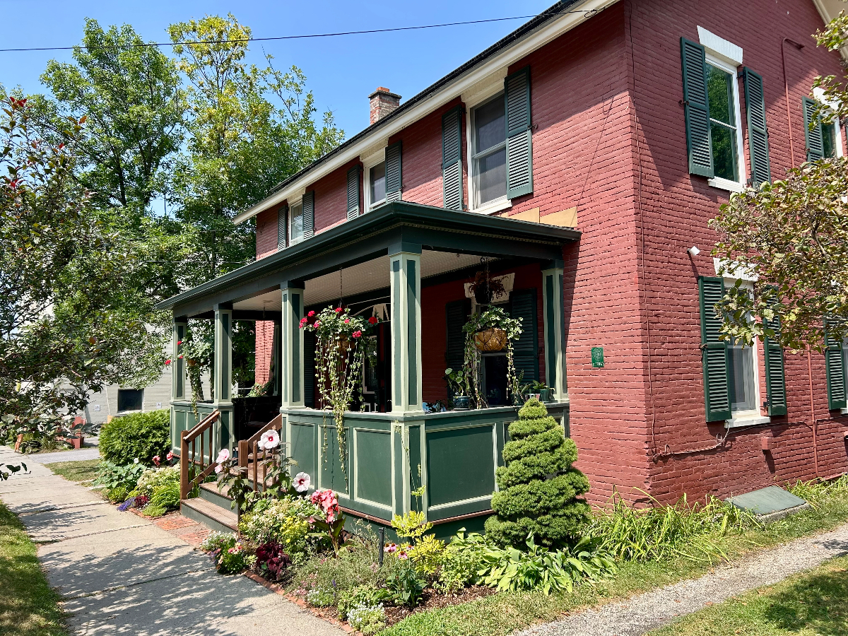 Beautiful historic 1 BR with study/guest bedroom and yard near Lake Champlain and Bike Path - Photo 10