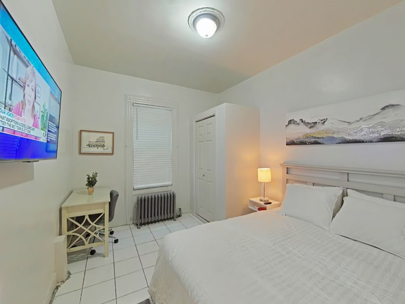 1 bedroom apartment with patio - Photo 2