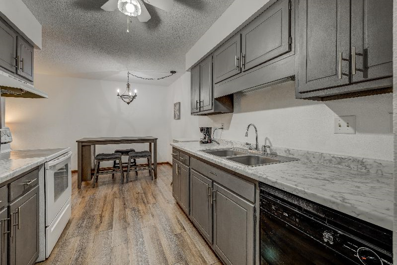 Spacious 1 bedroom condo - Photo 4