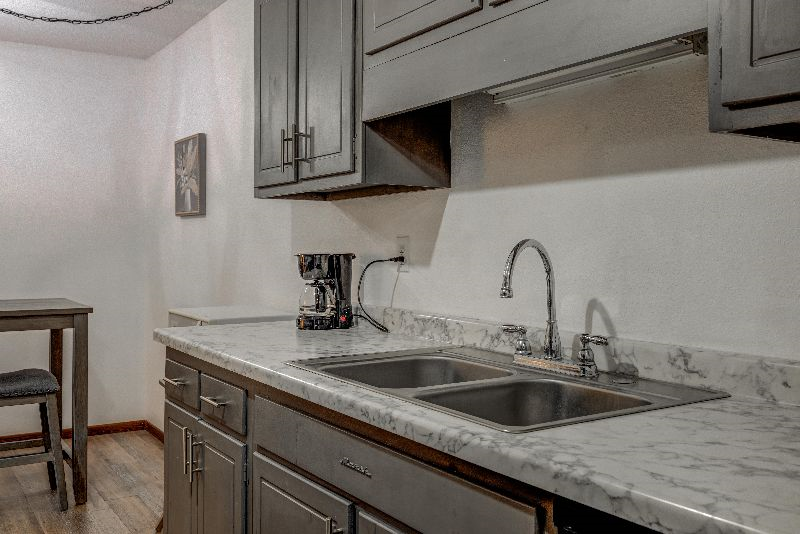 Spacious 1 bedroom condo - Photo 5