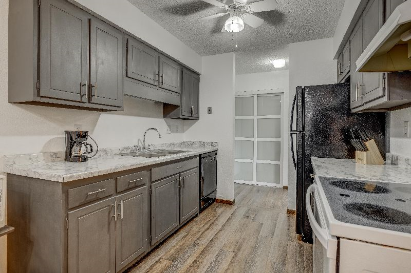 Spacious 1 bedroom condo - Photo 11