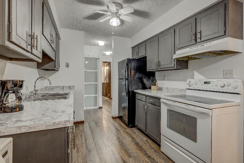 Spacious 1 bedroom condo - Photo 9