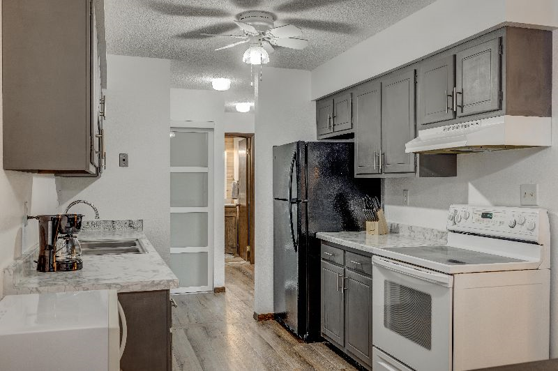 Spacious 1 bedroom condo - Photo 12