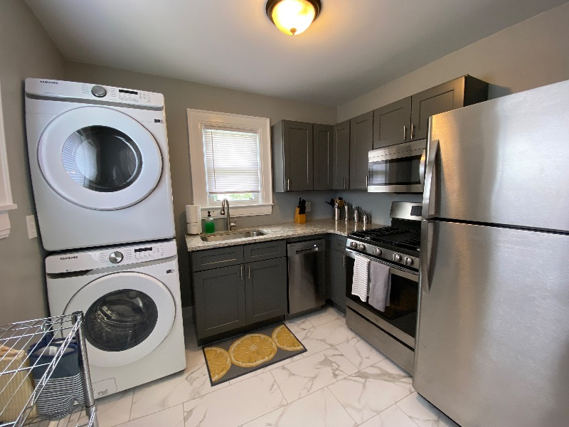 2 Bedroom 1 Bath Apartment - Photo 2