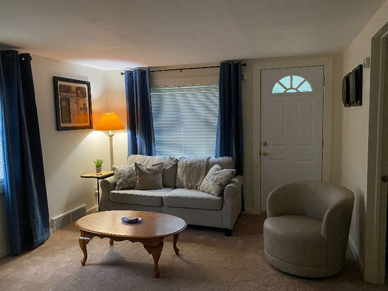 Charming home in quiet suburb, minutes from hospitals! Everything Included. Fast internet, in-unit l - Photo 4