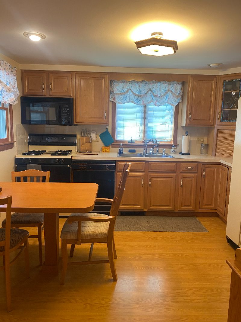 Charming home in quiet suburb, minutes from hospitals! Everything Included. Fast internet, in-unit l - Photo 6