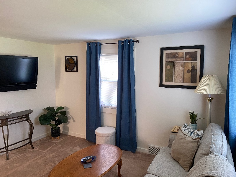 Charming home in quiet suburb, minutes from hospitals! Everything Included. Fast internet, in-unit l - Photo 5