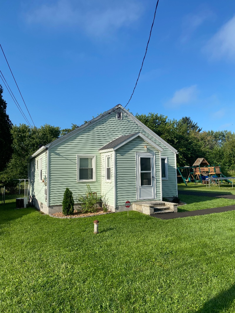 Charming home in quiet suburb, minutes from hospitals! Everything Included. Fast internet, in-unit l - Photo 2