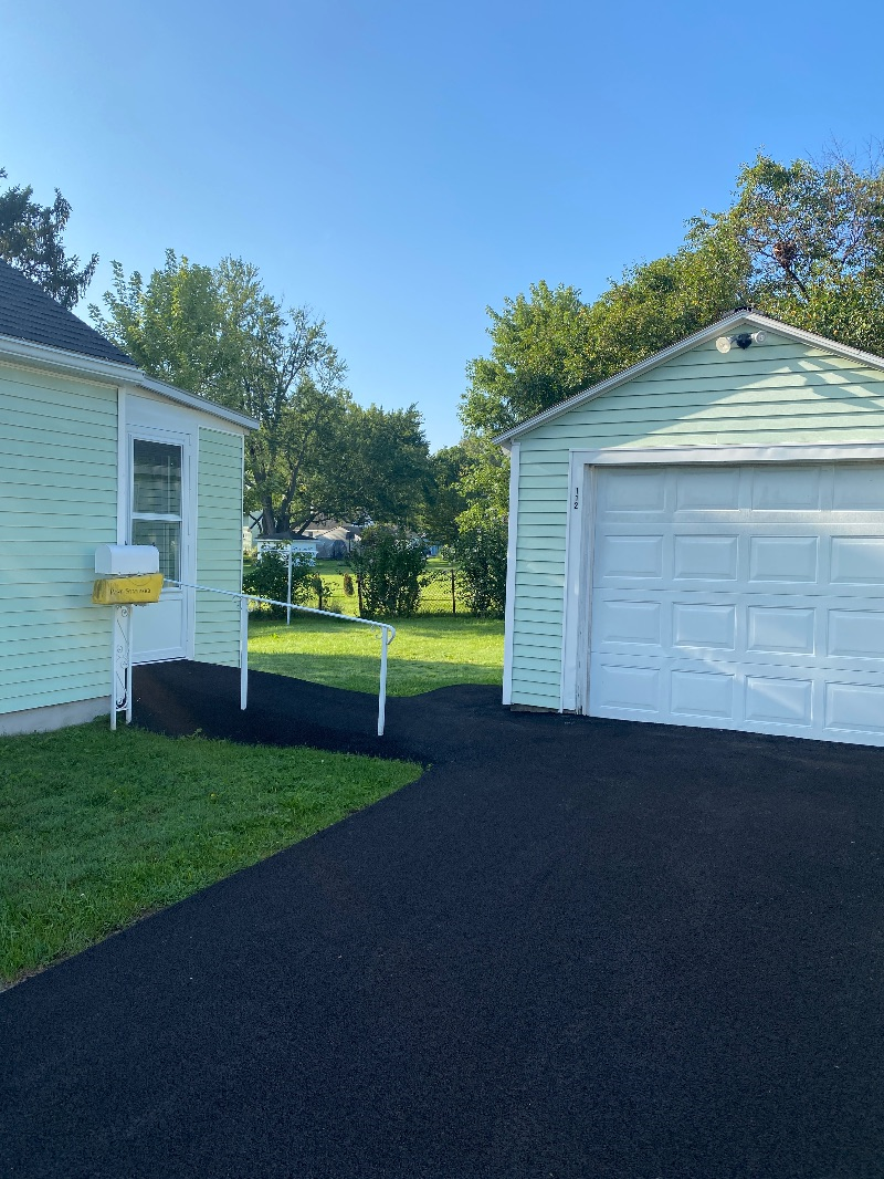 Charming home in quiet suburb, minutes from hospitals! Everything Included. Fast internet, in-unit l - Photo 3